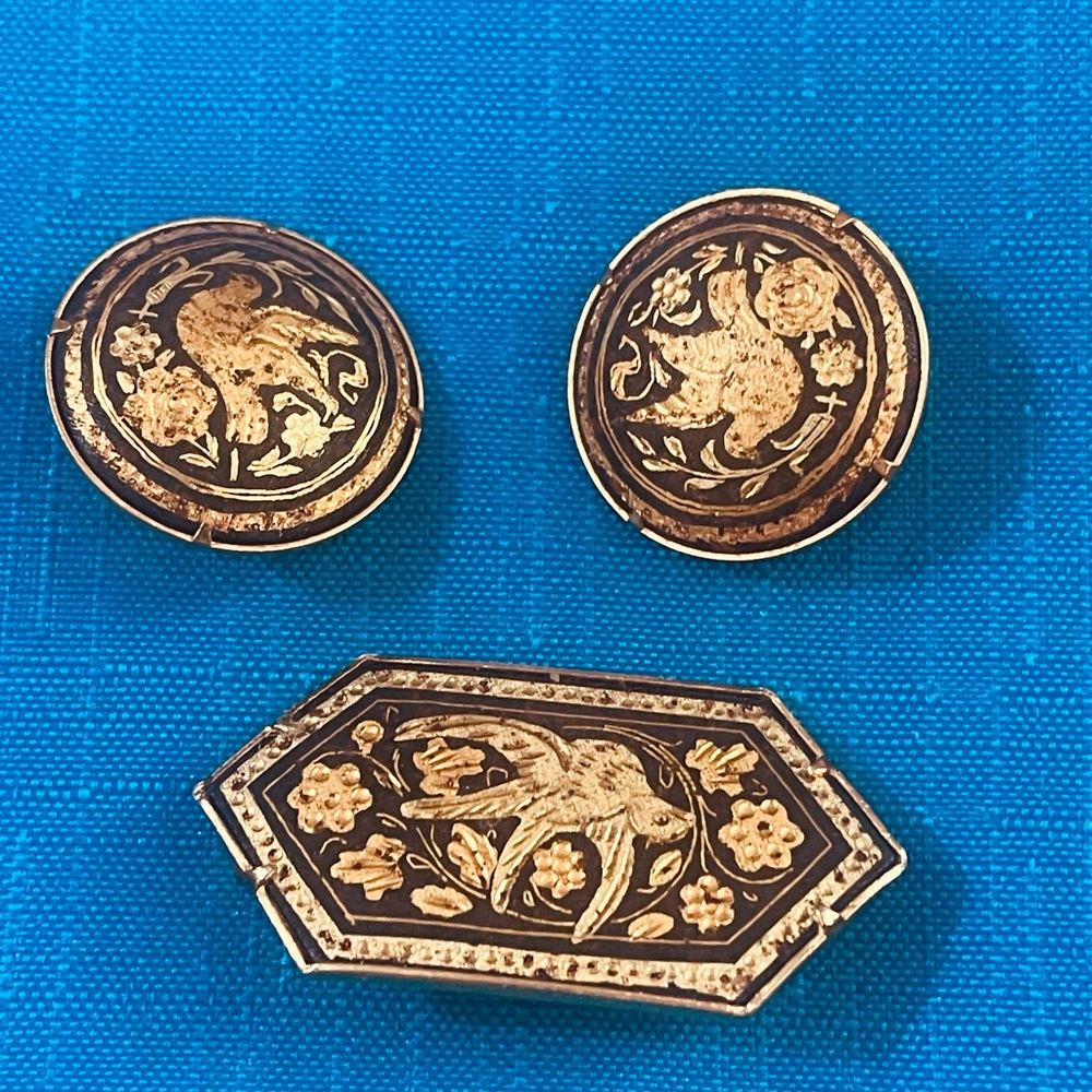 Damaske Gold and Black Brooch and Earring Set Clip-on